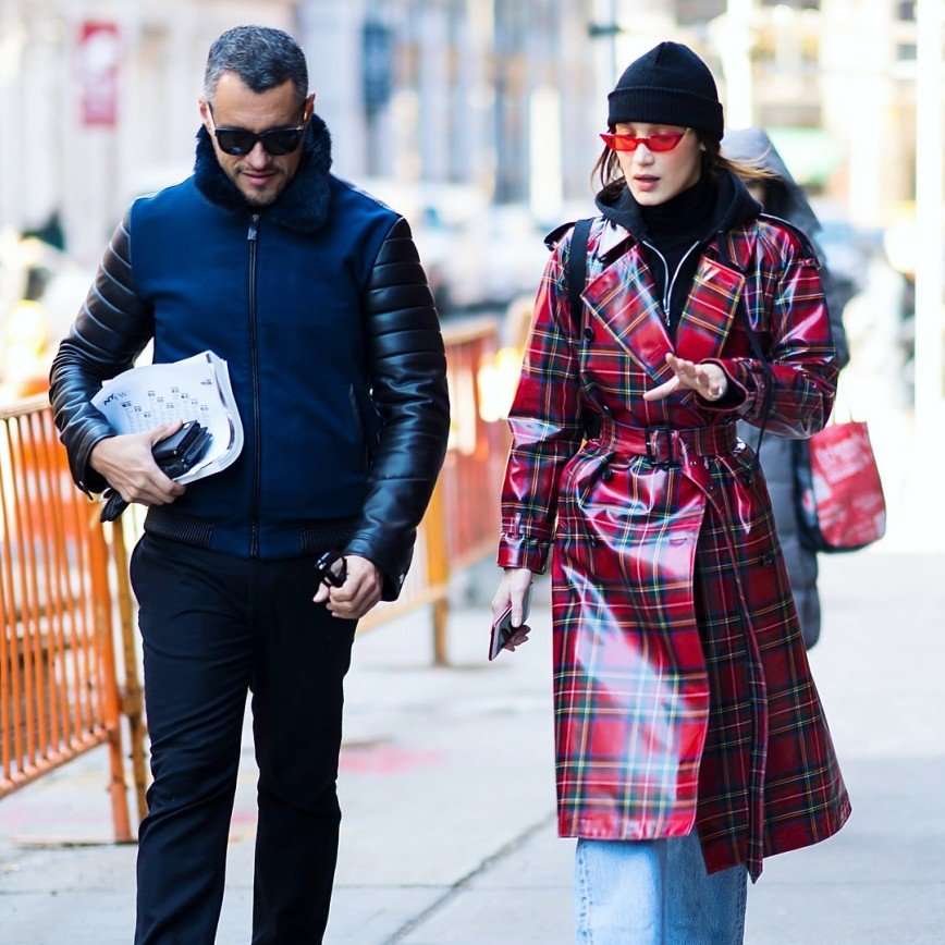 «Зима, холода»: Белла Хадид утеплилась для прогулки по Нью-Йорку