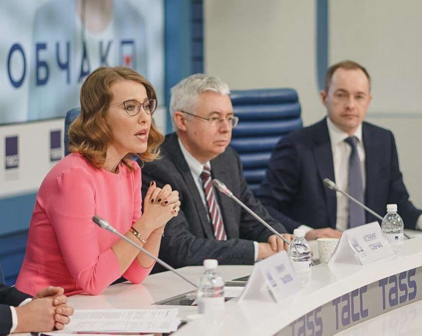 «Нескучный выбор»: Ксения Собчак провела пресс-конференцию в розовом платье
