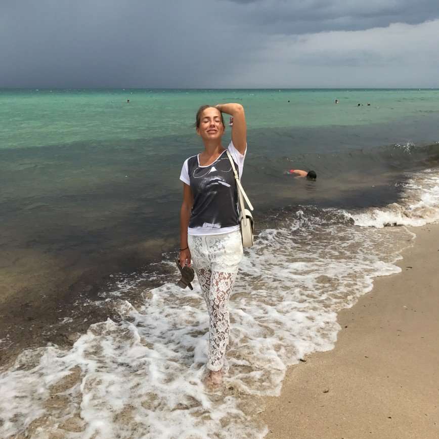 «Я тоже такие хочу!»: Юлия Барановская очаровала стильными летними брюками