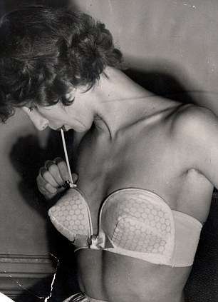  Надувной бюстгальтер, 1950-е годы