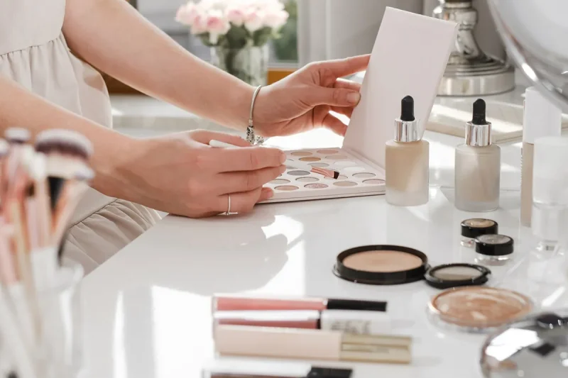 Прострочена косметика: користуватися чи викидати? Розбираємося разом!