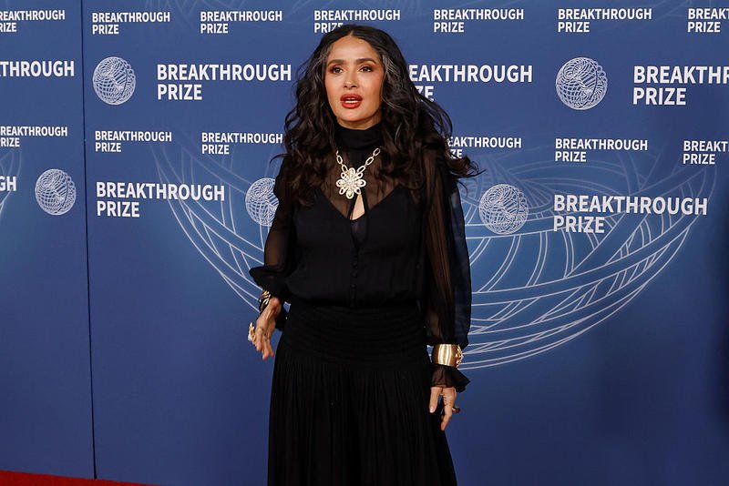 Сальма Гаєк показала сиве волосся